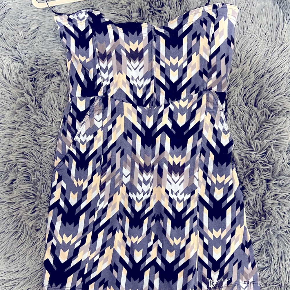 🤍 Volcom, strapless, dress.
